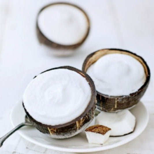 Sorbet à la noix de coco (98%) avec noix de coco râpée dans sa coque naturelle.  