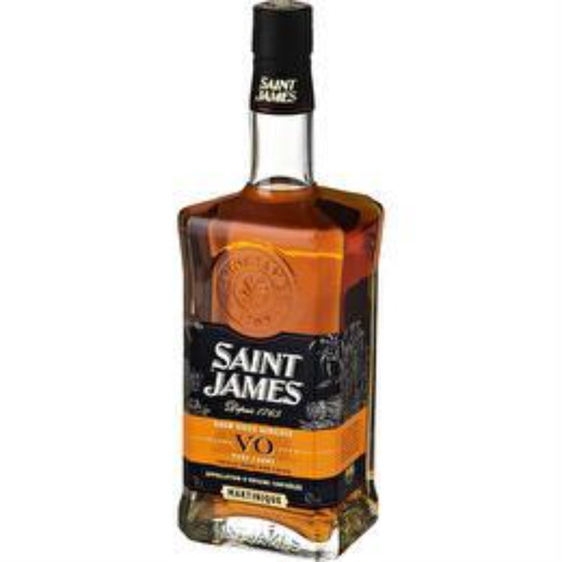 Ce rhum vieux Saint-James est un assemblage de rhums vieillis en fûts de chêne de 200 litres à la distillerie Saint-James, à la Martinique. Sa robe acajou et ses arômes francs et subtils laissent en bouche un bouquet chaleureux aux notes vanillées et boisées.