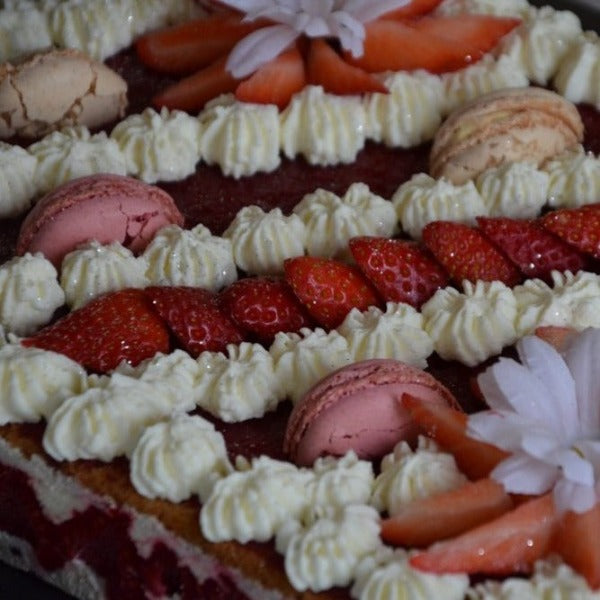 Le fraisier framboisier est une pure gourmandise à ne pas louper ! Ce gâteau est très agréable en bouche : onctueux et aérien à la fois.
